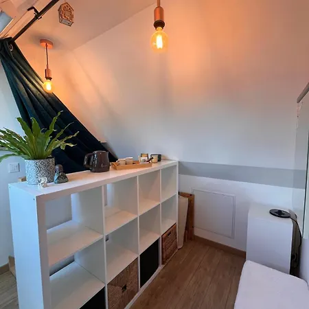 Chambre 2eme Etage Avec Bureau, Wc Et Lavabo Prive, Au Calme En Impasse, Bourg 300m Et Bras De Mer 1km!
